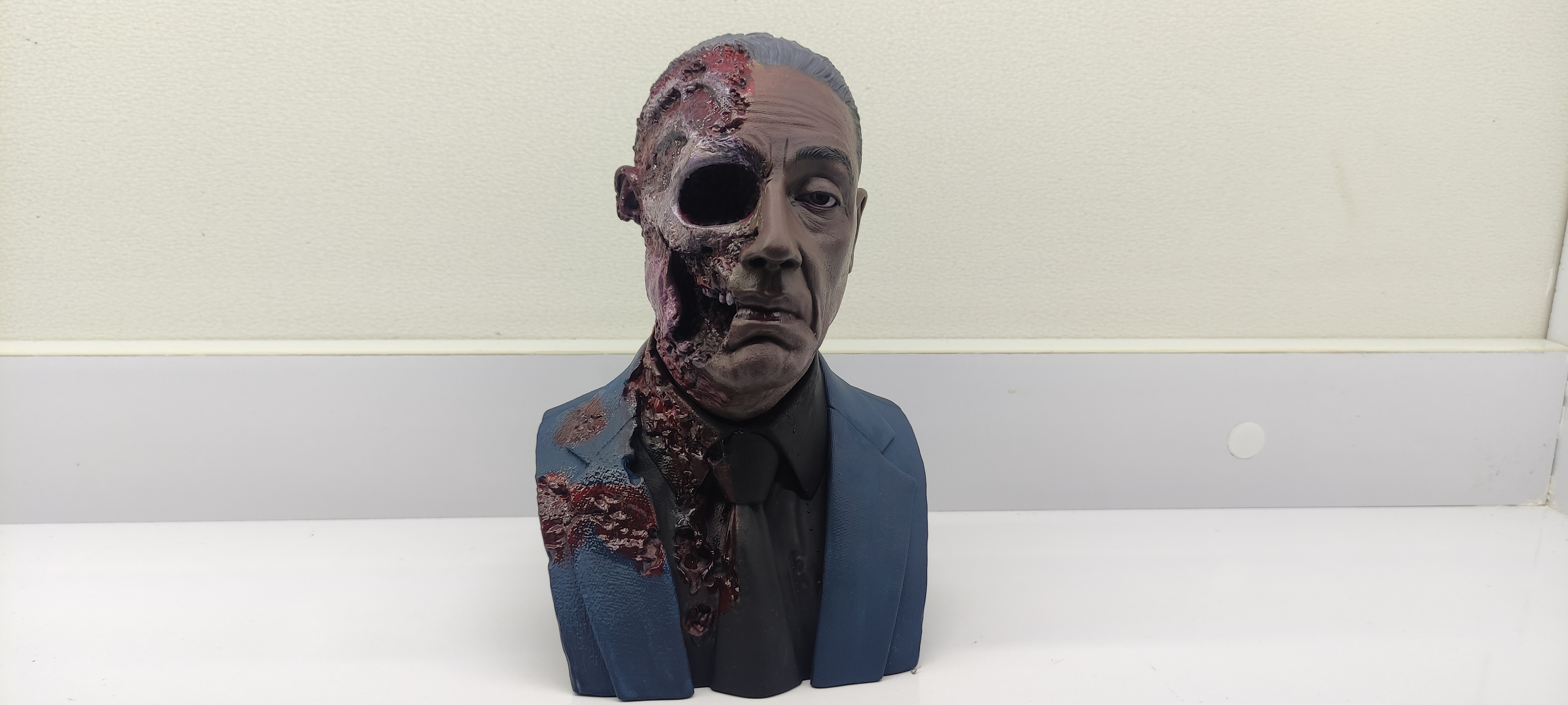 فیگور گاس فرینگ (gus fring)از سریال بریکینگ بد